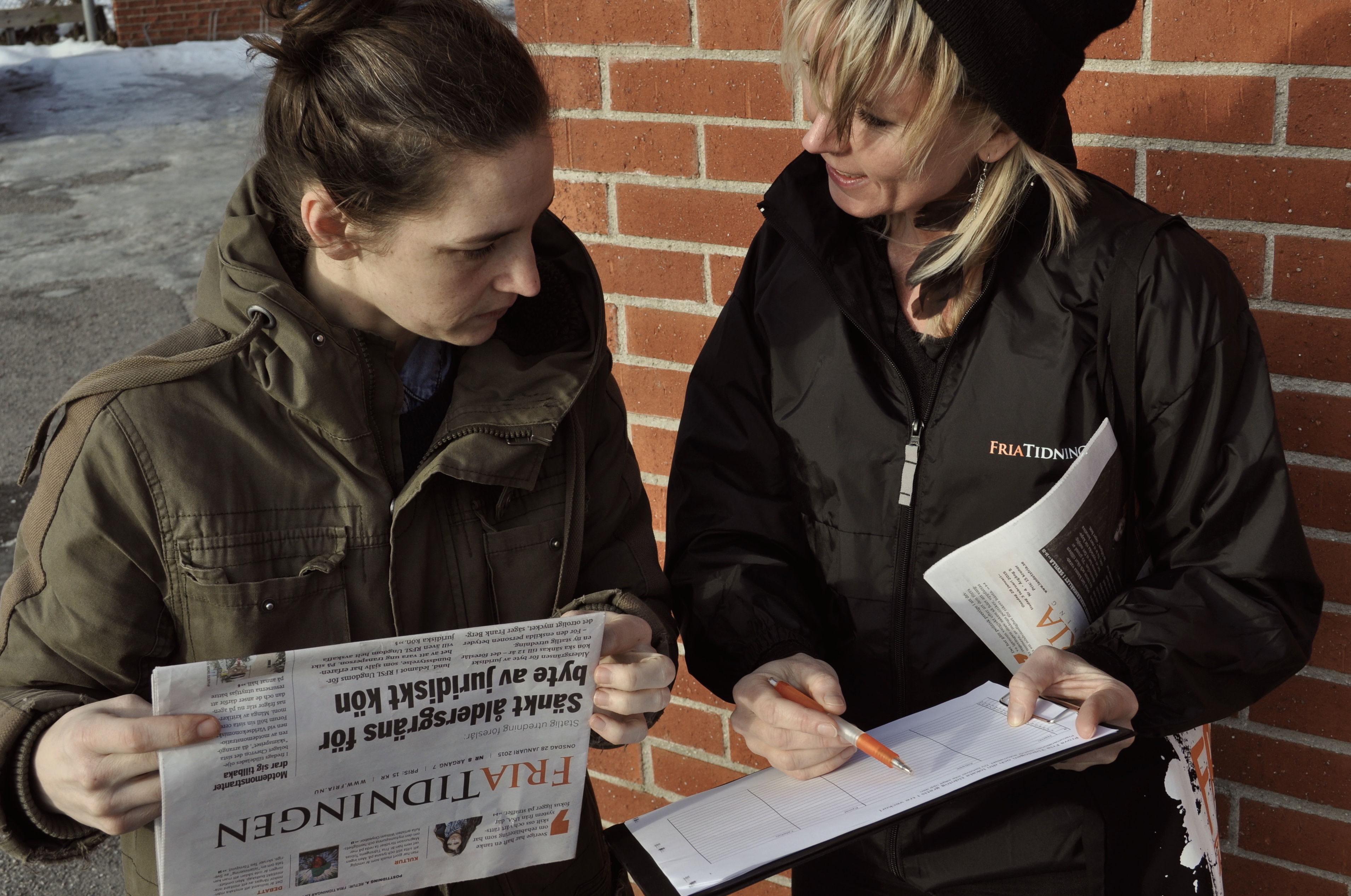 En person som värvar en ny Fria Tidningen-läsare. 