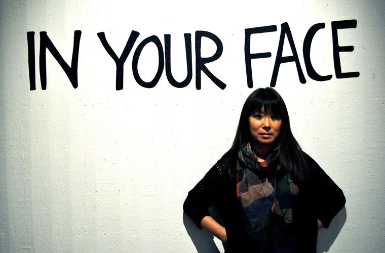 Erika Aldenberg, fotograf. Erika Aldenberg vill med utställningen ”In Your Face” visa hur rasistiska glåpord sätter sig i huden.
