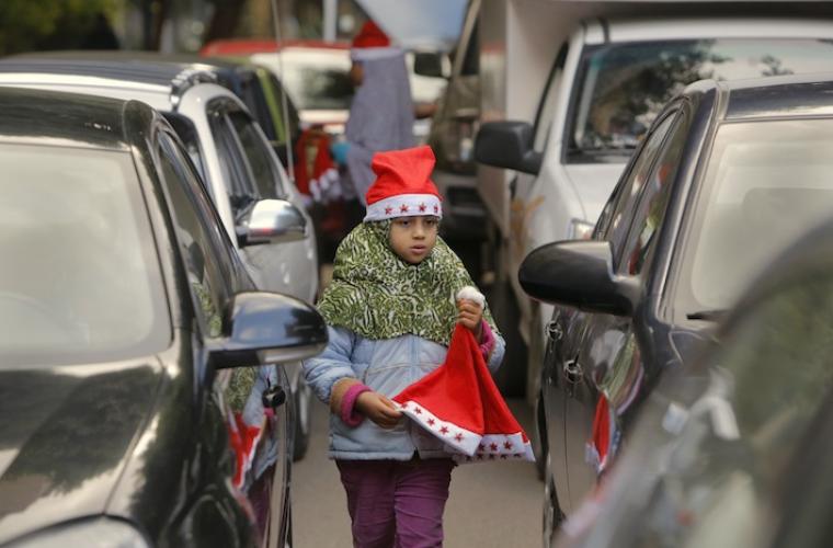 Sexåriga Samira säljer julmössor i Kairo i Egypten i jul. Sexåriga Samira säljer julmössor i Kairo i Egypten i jul.