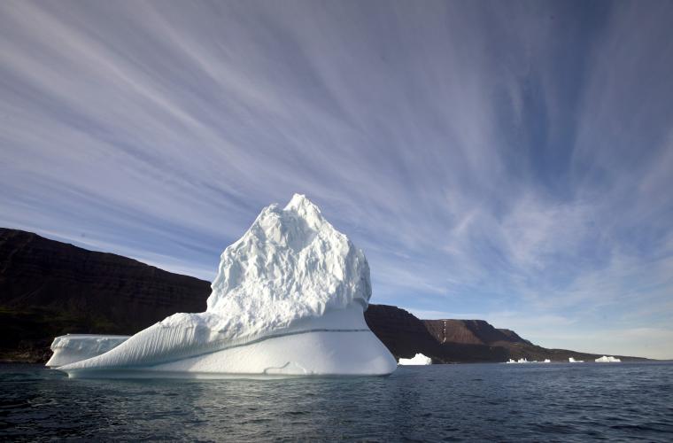 An iceberg floats in the sea near Qeqertarsuaq, Disko Island, Greenland. FOTO: LINSLEY BRENNAN/TT Under året kom en ny stor klimatrapport ut, och jordens temperatur har ökat med nästan en grad sedan slutet av 1800-talet.