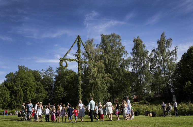 Dans runt midsommarstången.